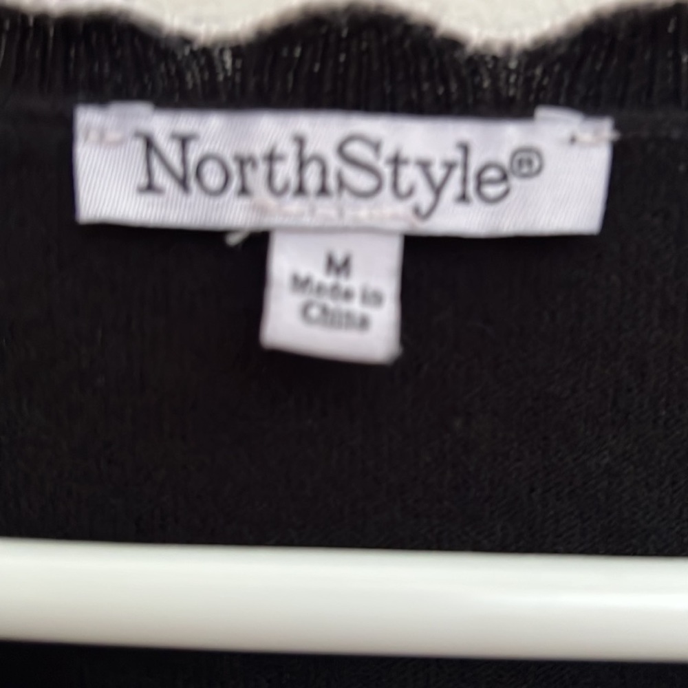 Northstyle women’s Black Short-Sleeve Scalloped Sweater. Size Medium - Picture 4 of 5